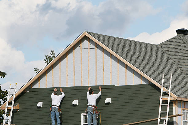 Professional Siding Repair technician working in Hagerstown, IN